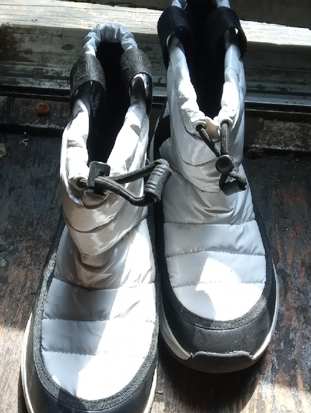 Guess White and Black Quilted Drawstring Winter Boots